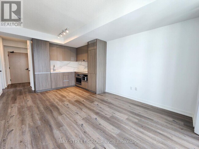 Photo - 28 Interchange Wy Unité 2203