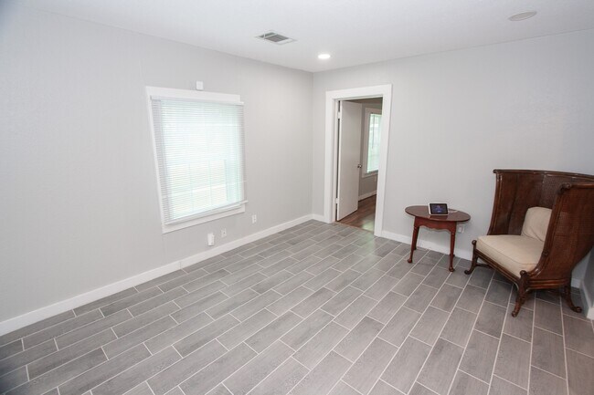 Photo - 2422 Lone Oak Rd