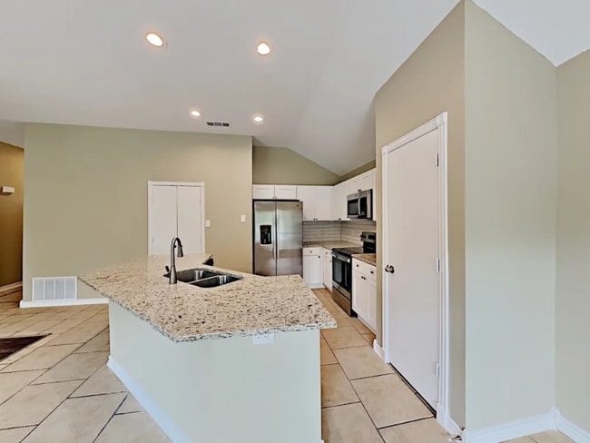 Photo - 807 W Lonesome Dove Trail