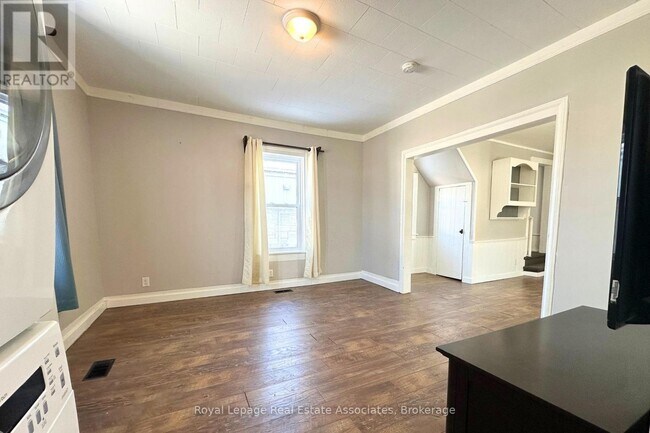 Photo - 485 Brown St