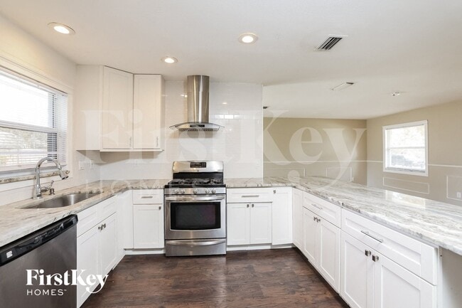 Photo - 240 Donegal Ave