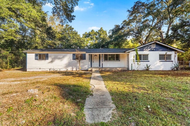 Building Photo - Updated 3BR/2BA Near UWF – Spacious Layout & Large Yard Unit A