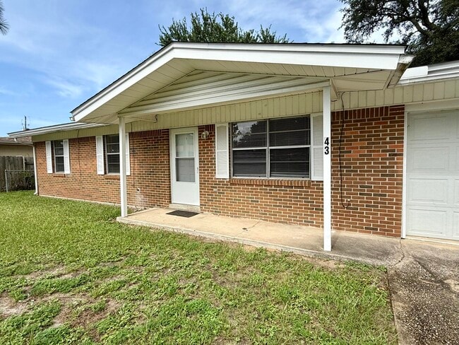 Building Photo - 43 Oak Ln