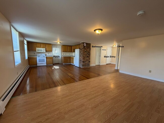 Building Photo - 122 Church St Unit B