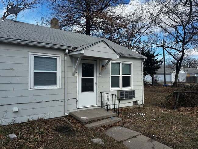 Building Photo - 810 S Crestway St Unit 812