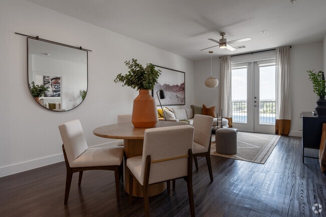 1BR, 1BA - 906SF - Living Room