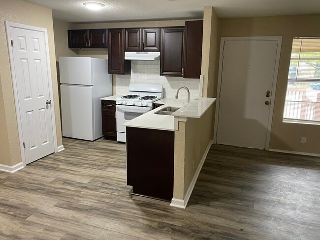 Building Photo - 400 Algerita Dr Unit C