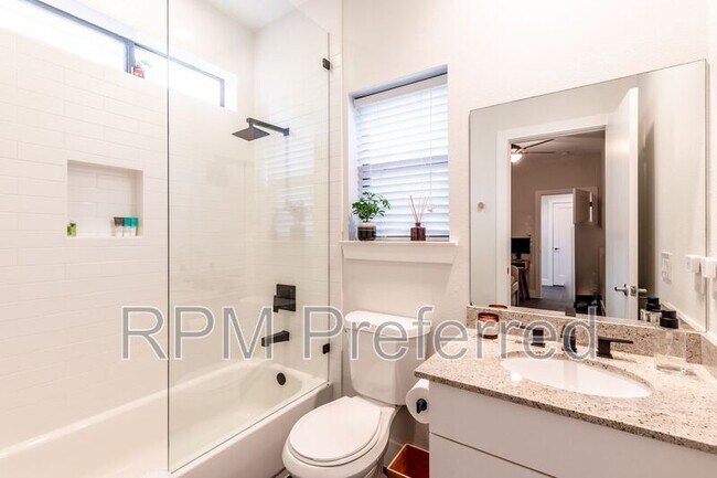 Photo - 4104 Spencer St