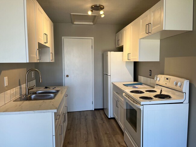 Building Photo - 3 Bed 1.5 Bath Unit 14