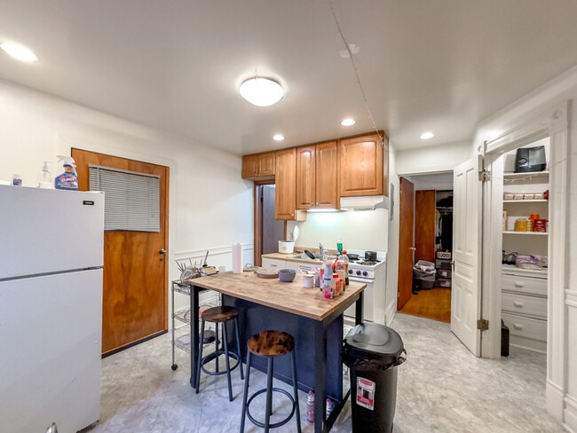 Building Photo - 2857 W Shakespeare Ave Unit J05P