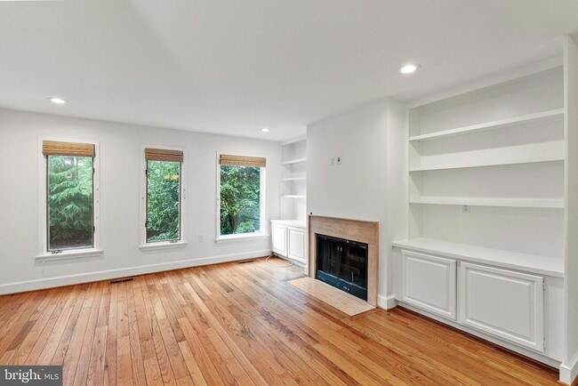 Photo - 4214 Embassy Park Dr NW