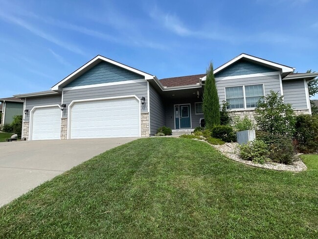 Building Photo - 825 Locharno Dr