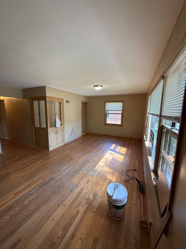 Building Photo - 3308 N Dousman St Unit 3