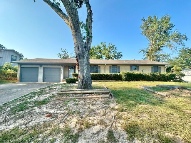 Discover this 3/2 home located in Mid-town... - Discover this 3/2 home located in Mid-town...