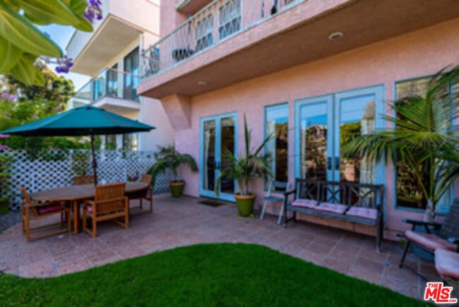 Building Photo - 225 Sherman Canal