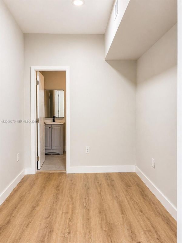 Photo - 576 NE 63rd St Unidad 4