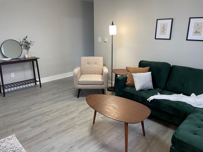 Photo - Highland Park Apartments I Standard 1 Bedr... Unidad 1234 Seneca Avenue-2