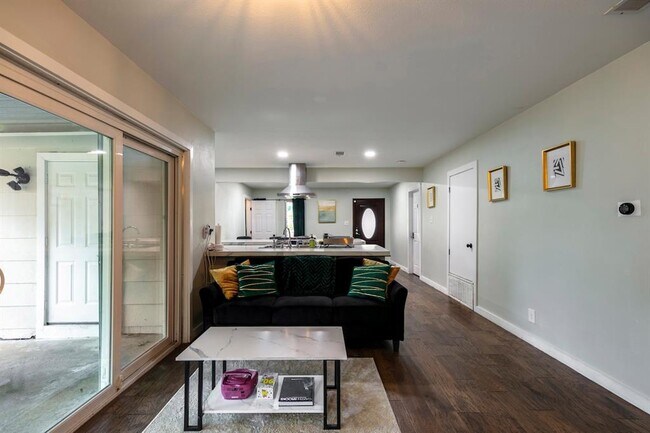 Photo - 1707 Deerfield Dr