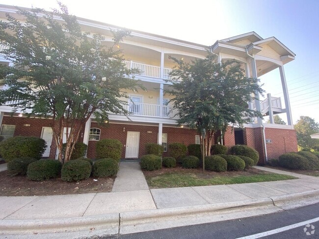 Building Photo - Pristine move in ready Condo located in He...