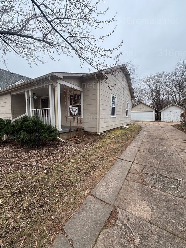 Photo - Two bed, Two Bath, fully fenced backyard rental available now!