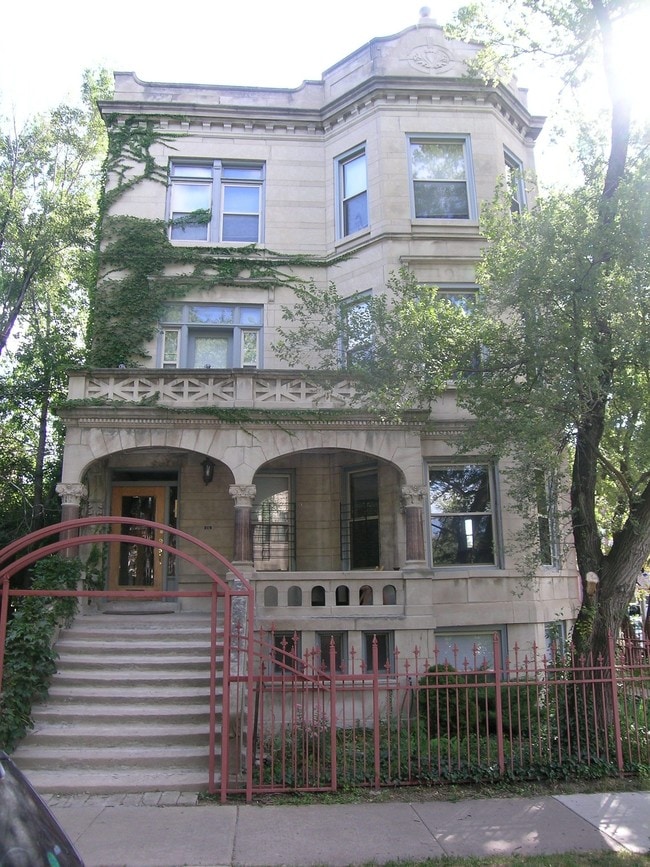 Building Photo - 1233 N Hoyne Ave