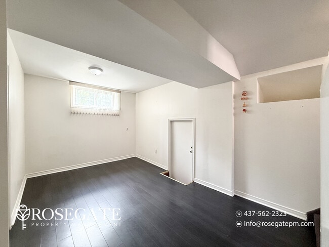 Photo - All-Inclusive 2-Bedroom Corner Basement Apartment – Pet Friendly – Scarborough Unité 2