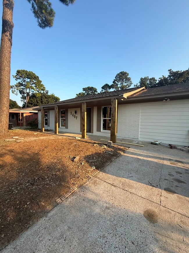 Photo - 1407 W Donovan St