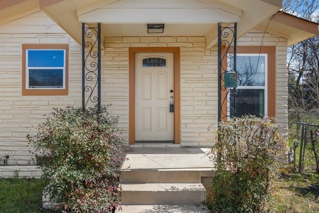 Photo - 1181 Graham St