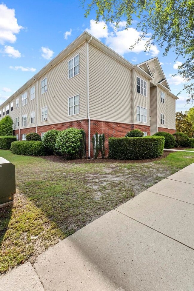Building Photo - 1st Floor Condo in Bellingham Park Available now!