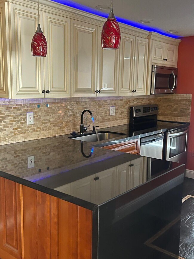 Building Photo - 4156 Inverrary Dr Unit 202