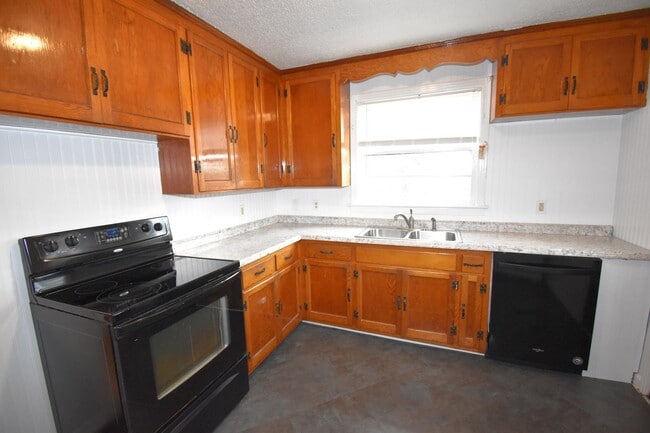 Photo - 3 Bedroom Home For Rent Near Madison Street!