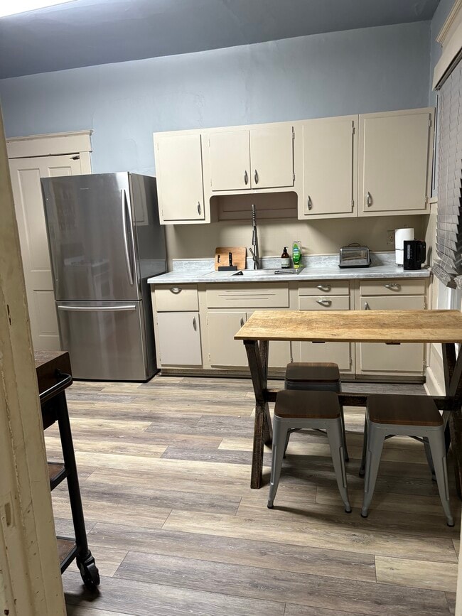 Kitchen - 302 W Illinois St