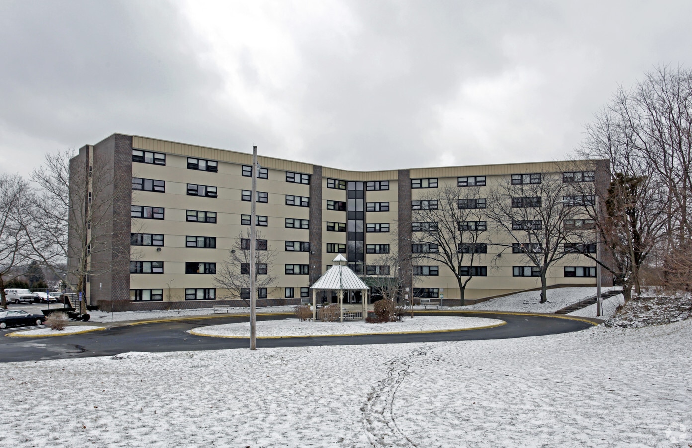 Wentworth Hi-Rise - Wentworth Hi-Rise Apartments