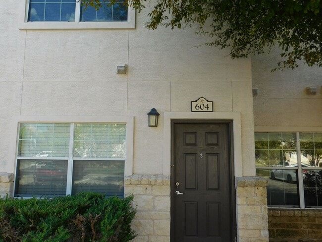 Building Photo - 1000 Diamond Dr Unit 0604