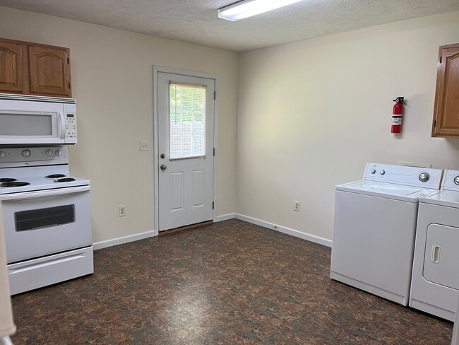 Kitchen with washer/dryer - 15 Cottage Ln