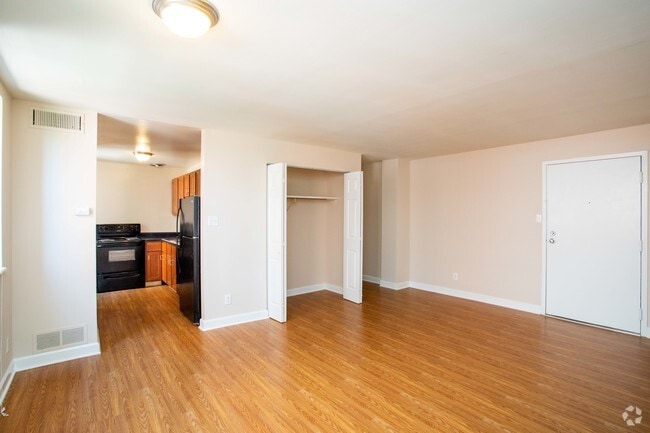 1BR, 1BA - 791 SF