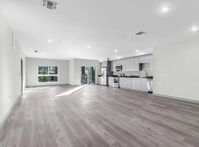 Photo - 7040 Woodman Ave Unidad 105