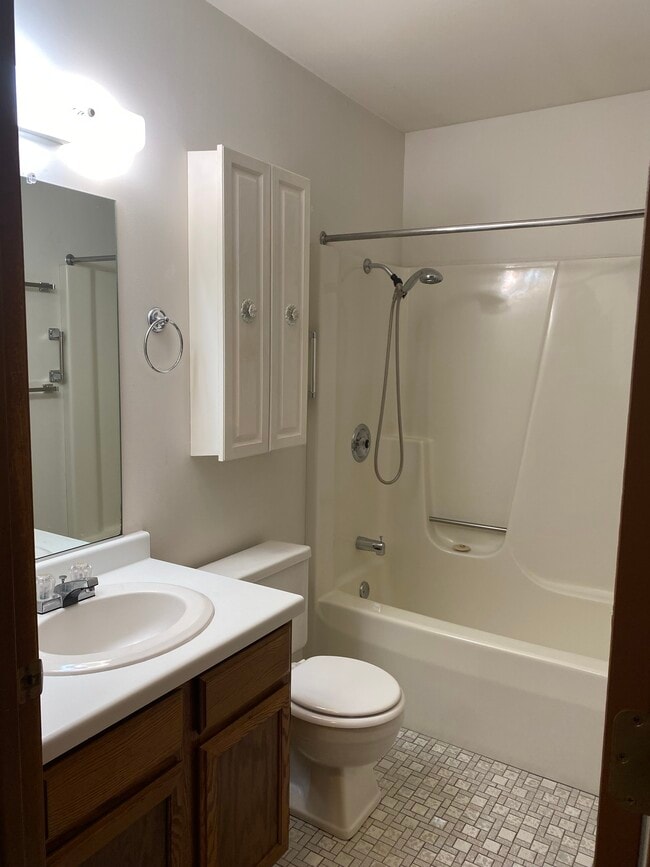 bathroom - 836 Bridgewater Ave Unit 8
