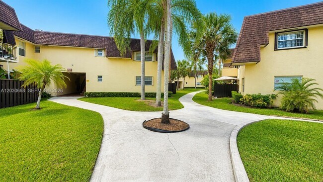 Building Photo - 9100 SW 137th Ter Unit 4-3