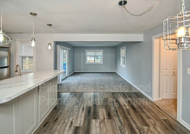 Photo - 2227 Killian Rd