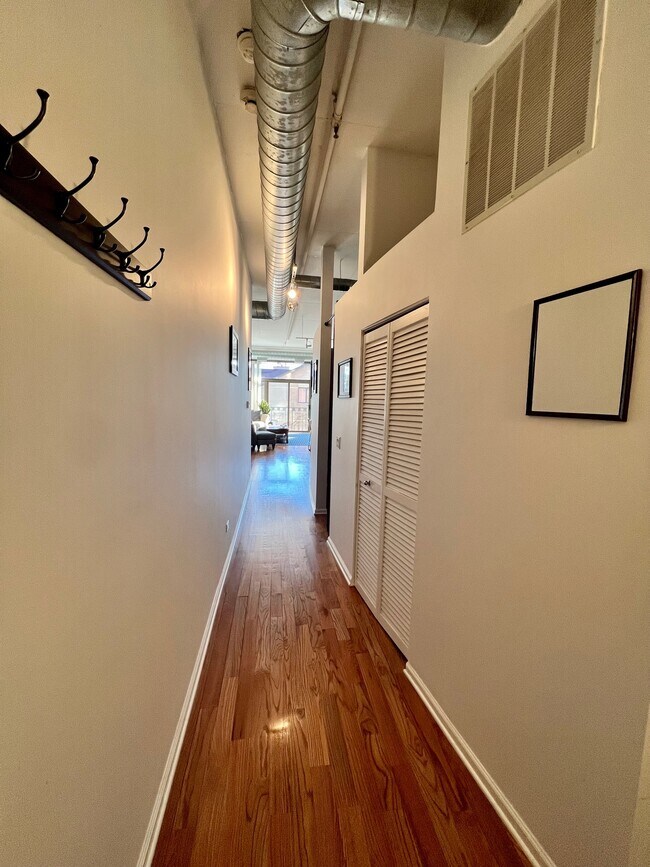 Building Photo - 1301 W Madison St Unit 310 Rental