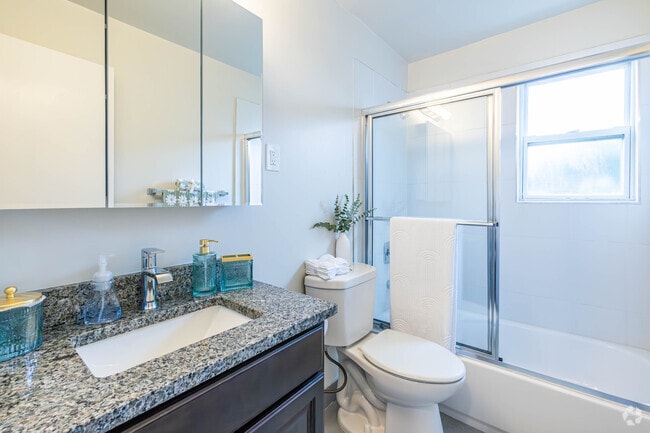 1BR, 1BA - 1,050SF - Bathroom