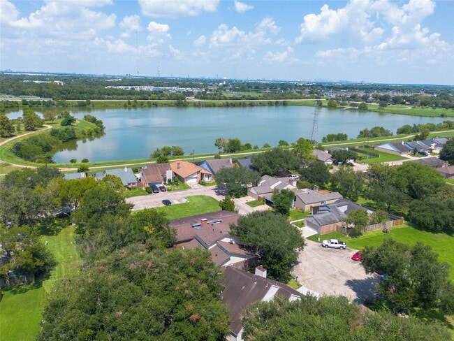 Building Photo - 2902 Meadowcreek Dr Rental