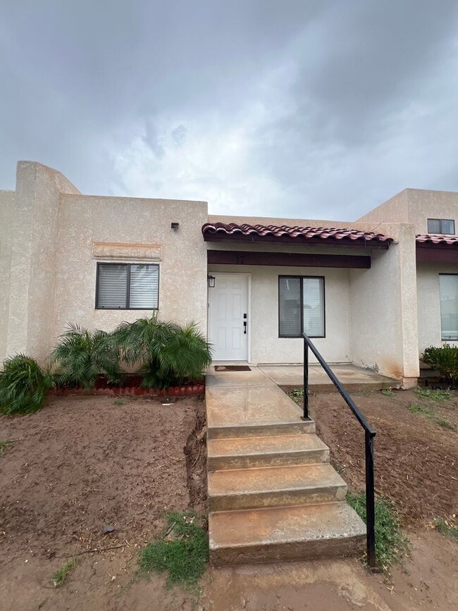Building Photo - NICE 2 BEDROOM TOWNHOME!
