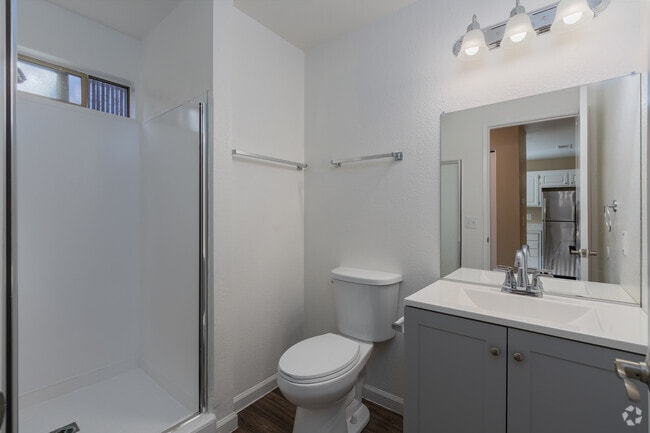 2BR, 2BA - 1190SF - Bathroom