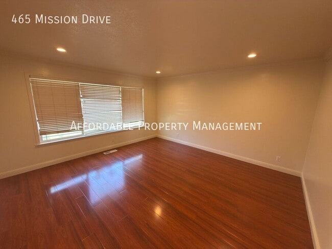 Photo - 465 Mission Dr