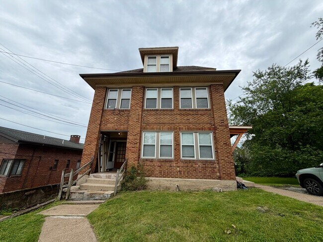 Building Photo - 42 Warren St Unit #2