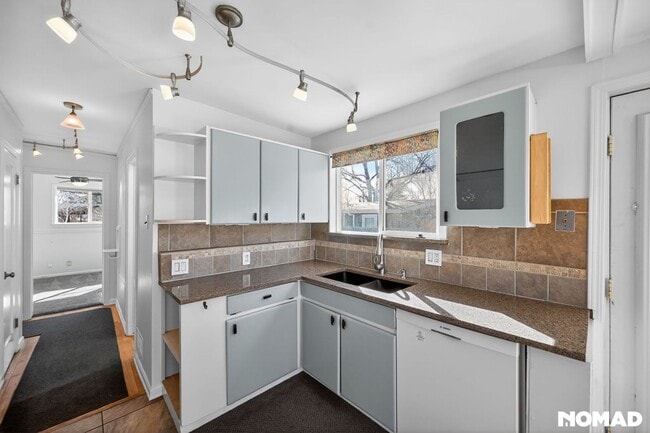 Photo - 876 Miller St