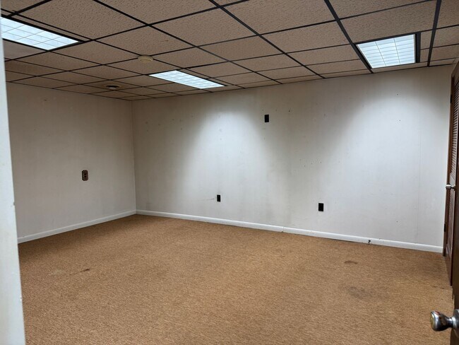 Photo - 300 Seneca Ln