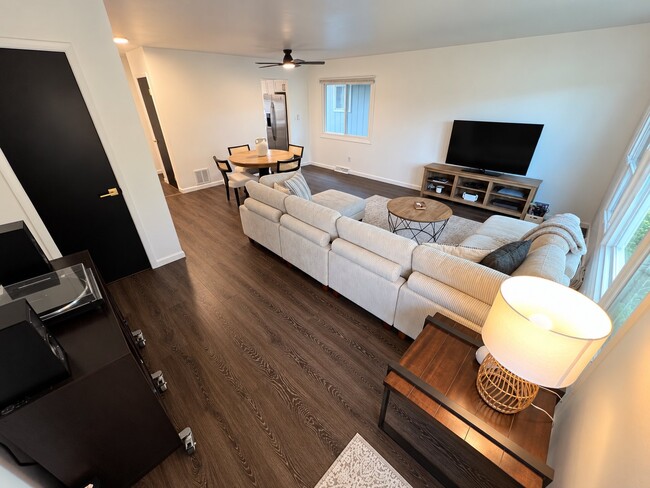 220 Dee Rd Unit B